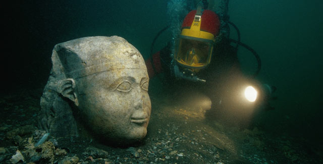 Diver with a portrait of a Pharaoh, Quartzite, 25th dynasty (712-664 BC).