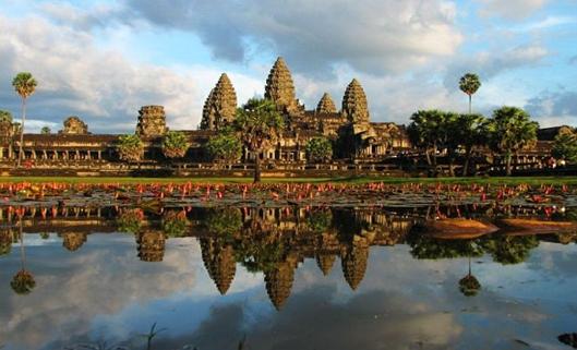http://www.sacred-destinations.com/cambodia/angkor-wat-photos/slides/sunset2-cc-spud-mcdoug.jpg