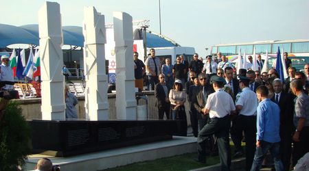 Description: Шест каменни колони - шест символа срещу тероризма на летище Бургас
