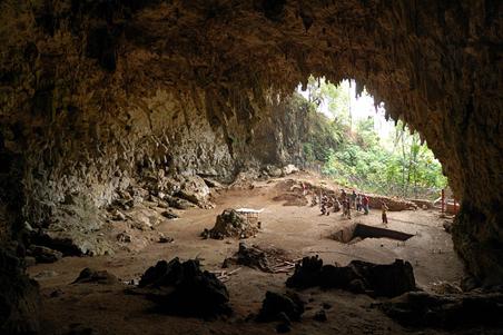 Файл:Homo floresiensis cave.jpg